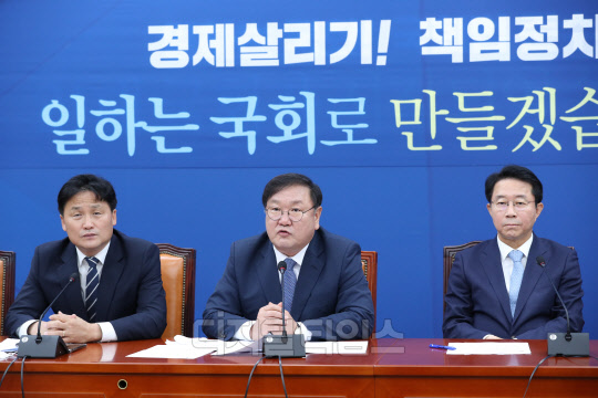 김태년 민주당 원내대표가 14일 국회에서 열린 원내대책회의에서 발언하고 있다.   연합뉴스